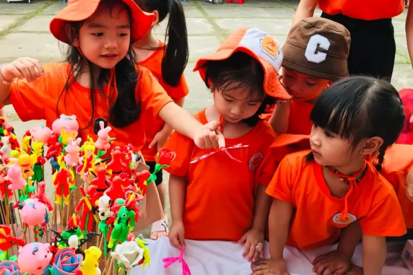 Những món đồ chơi đơn truyền thống luôn có sức hút mãnh liệt với các bé.